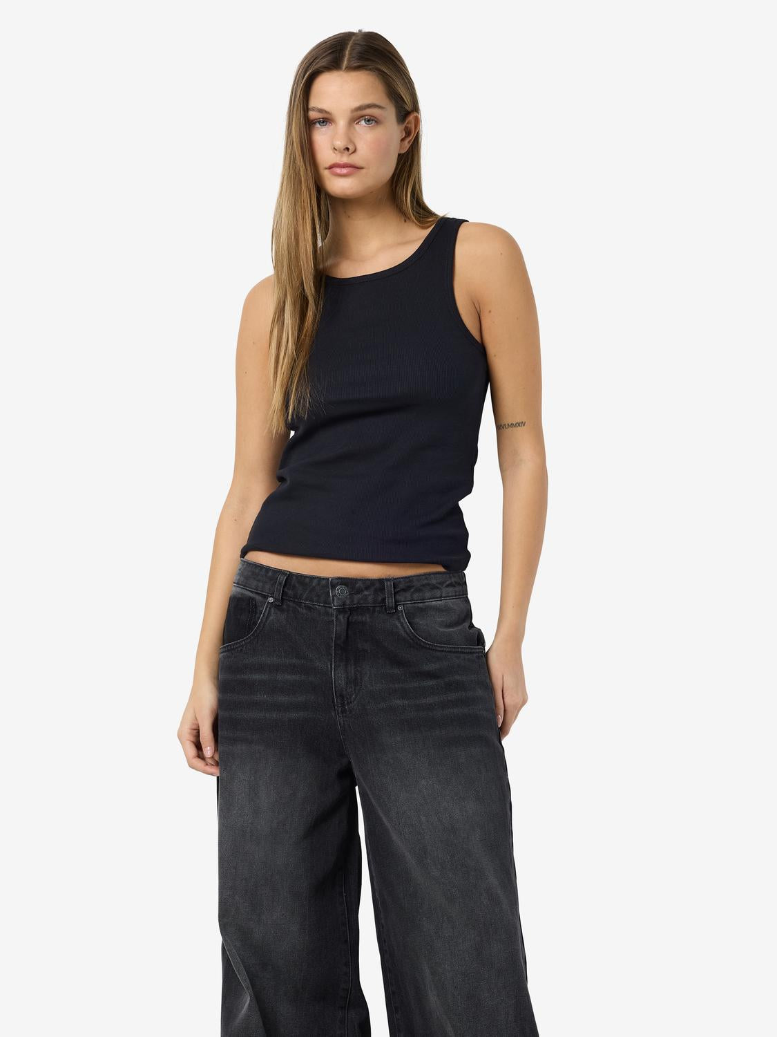 model_shot-front